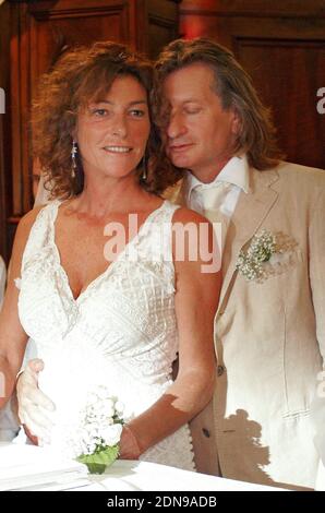 PAS DE WEB AUCUNE APPLICATION EN FRANCE JUSQU'EN MARS 25. Photo du dossier : la yachteure française Florence Arthaud célèbre son mariage religieux avec Eric Charpentier dans la petite église de l'île de Porquerolles, dans le sud de la France, le 24 septembre 2005. Huit ressortissants français et leurs deux pilotes argentins ont tous perdu la vie lorsque deux hélicoptères sont entrés en collision dans la province de la Rioja, dans le nord-ouest de l'Argentine. Yachtswoman Florence Arthaud, nageur olympique Camille Muffat et boxeur olympique Alexis Vastine sont tous morts. Les hélicoptères ont été impliqués dans le tournage de l'émission de survie de TV a chuté. Photo de Gerald Holubowicz/ABACAPRESS.COM Banque D'Images