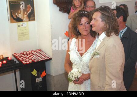 PAS DE WEB AUCUNE APPLICATION EN FRANCE JUSQU'EN MARS 25. Photo du dossier : la yachteure française Florence Arthaud célèbre son mariage religieux avec Eric Charpentier dans la petite église de l'île de Porquerolles, dans le sud de la France, le 24 septembre 2005. Huit ressortissants français et leurs deux pilotes argentins ont tous perdu la vie lorsque deux hélicoptères sont entrés en collision dans la province de la Rioja, dans le nord-ouest de l'Argentine. Yachtswoman Florence Arthaud, nageur olympique Camille Muffat et boxeur olympique Alexis Vastine sont tous morts. Les hélicoptères ont été impliqués dans le tournage de l'émission de survie de TV a chuté. Photo de Gerald Holubowicz/ABACAPRESS.COM Banque D'Images