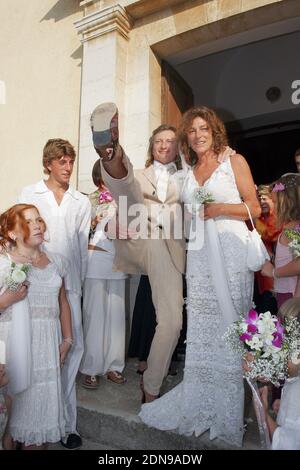 PAS DE WEB AUCUNE APPLICATION EN FRANCE JUSQU'EN MARS 25. Photo du dossier : la yachteure française Florence Arthaud célèbre son mariage religieux avec Eric Charpentier dans la petite église de l'île de Porquerolles, dans le sud de la France, le 24 septembre 2005. Huit ressortissants français et leurs deux pilotes argentins ont tous perdu la vie lorsque deux hélicoptères sont entrés en collision dans la province de la Rioja, dans le nord-ouest de l'Argentine. Yachtswoman Florence Arthaud, nageur olympique Camille Muffat et boxeur olympique Alexis Vastine sont tous morts. Les hélicoptères ont été impliqués dans le tournage de l'émission de survie de TV a chuté. Photo de Gerald Holubowicz/ABACAPRESS.COM Banque D'Images