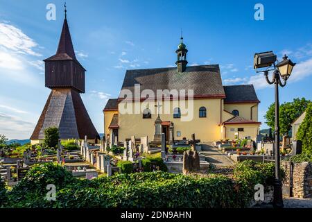 Rtyne v Podkrkonosi, République tchèque - juin 17 2020 : le beffroi en bois unique du XVIe siècle, église Saint-Jean-Baptiste et cimetière. Banque D'Images