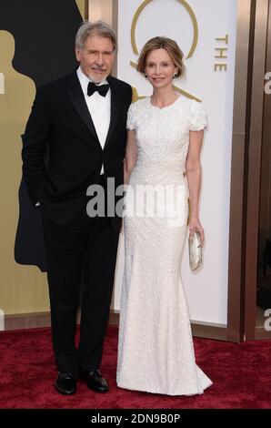 Photo du dossier : Harrison Ford et Calista Flockhart arrivent au 86e Academy Awards qui s'est tenu au Dolby Theatre à Hollywood, Los Angeles, CA, Etats-Unis, le 2 mars 2014. La star des films Indiana Jones et Star Wars, âgée de 72 ans, a signalé une panne de moteur et a atterri sur un parcours de golf de Venise à Los Angeles. Il respire et alerte quand les médecins sont arrivés et l'emmenait à l'hôpital dans un état « juste à modéré », a déclaré un porte-parole du service des incendies. Photo de Lionel Hahn/ABACAPRESS.COM Banque D'Images