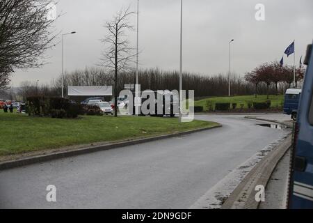 Vue générale de la scène où une énorme opération policière est en cours pour arrêter les deux hommes armés islamistes après la fusillade meurtrière à l'hebdomadaire satirique Charlie Hebdo, à Dammartin-en-Goele, à 40 km au nord de Paris, France, le 9 janvier, é015. Photo par ABACAPRESS.COM Banque D'Images