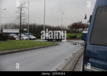 Vue générale de la scène où une énorme opération policière est en cours pour arrêter les deux hommes armés islamistes après la fusillade meurtrière à l'hebdomadaire satirique Charlie Hebdo, à Dammartin-en-Goele, à 40 km au nord de Paris, France, le 9 janvier, é015. Photo par ABACAPRESS.COM Banque D'Images