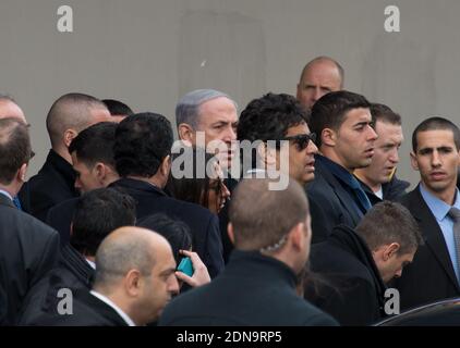 Benjamin Netanyahu rend hommage aux 4 victimes juives tuées par Amedy Coulibaly au magasin Hyper Casher, porte de Vincennes à Paris, France, le 12 janvier 2015. Photo de William Stevens/ABACAPRESS.COM Banque D'Images