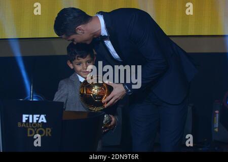 Cristiano Ronaldo du Portugal avec son fils Cristiano Junior après avoir reçu le ballon d'Or 2014 lors de la cérémonie de gala du ballon d'Or 2014 à Zurich, en Suisse, le 12 janvier 2015. Photo de Henri Szwarc/ABACAPRESS.COM Banque D'Images