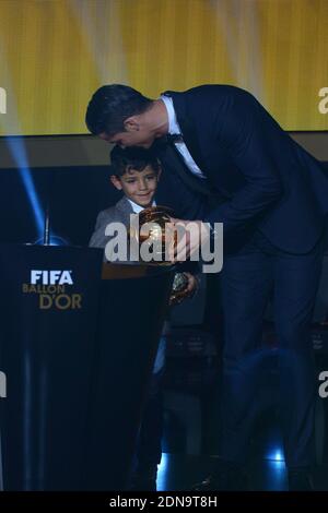 Cristiano Ronaldo du Portugal avec son fils Cristiano Junior après avoir reçu le ballon d'Or 2014 lors de la cérémonie de gala du ballon d'Or 2014 à Zurich, en Suisse, le 12 janvier 2015. Photo de Henri Szwarc/ABACAPRESS.COM Banque D'Images