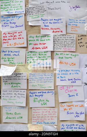 Fleurs, bougies, messages et stylos en hommage aux 12 personnes qui sont mortes dans le massacre de Charlie Hebdo le 7 janvier 2015. Le mémorial a lieu près des bureaux du magazine satirique Charlie Hebdo à Paris, en France, et est toujours constamment visité par les amateurs de deuil le 12 janvier 2015. Photo d'Aurore Marechal/ABACAPRESS.COM Banque D'Images