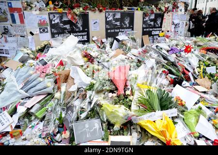 Fleurs, bougies, messages et stylos en hommage aux 12 personnes qui sont mortes dans le massacre de Charlie Hebdo le 7 janvier 2015. Le mémorial a lieu près des bureaux du magazine satirique Charlie Hebdo à Paris, en France, et est toujours constamment visité par les amateurs de deuil le 12 janvier 2015. Photo d'Aurore Marechal/ABACAPRESS.COM Banque D'Images