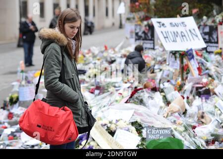 Fleurs, bougies, messages et stylos en hommage aux 12 personnes qui sont mortes dans le massacre de Charlie Hebdo le 7 janvier 2015. Le mémorial a lieu près des bureaux du magazine satirique Charlie Hebdo à Paris, en France, et est toujours constamment visité par les amateurs de deuil le 12 janvier 2015. Photo d'Aurore Marechal/ABACAPRESS.COM Banque D'Images