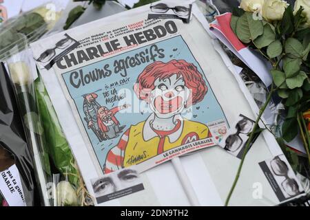 Fleurs, bougies, messages et stylos en hommage aux 12 personnes qui sont mortes dans le massacre de Charlie Hebdo le 7 janvier 2015. Le mémorial a lieu près des bureaux du magazine satirique Charlie Hebdo à Paris, en France, et est toujours constamment visité par les amateurs de deuil le 12 janvier 2015. Photo d'Aurore Marechal/ABACAPRESS.COM Banque D'Images