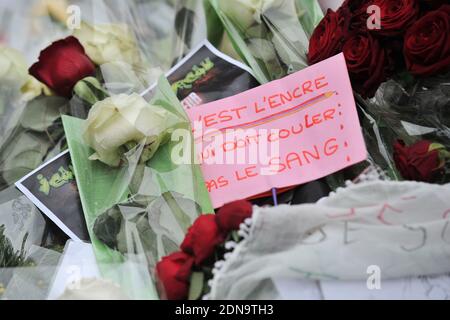 Fleurs, bougies, messages et stylos en hommage aux 12 personnes qui sont mortes dans le massacre de Charlie Hebdo le 7 janvier 2015. Le mémorial a lieu près des bureaux du magazine satirique Charlie Hebdo à Paris, en France, et est toujours constamment visité par les amateurs de deuil le 12 janvier 2015. Photo d'Aurore Marechal/ABACAPRESS.COM Banque D'Images