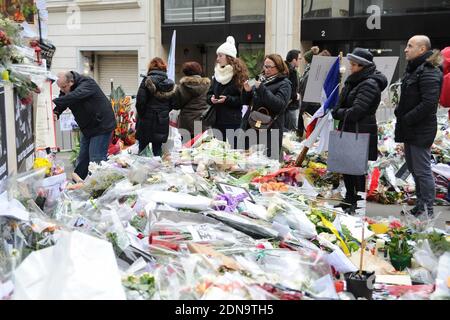 Fleurs, bougies, messages et stylos en hommage aux 12 personnes qui sont mortes dans le massacre de Charlie Hebdo le 7 janvier 2015. Le mémorial a lieu près des bureaux du magazine satirique Charlie Hebdo à Paris, en France, et est toujours constamment visité par les amateurs de deuil le 12 janvier 2015. Photo d'Aurore Marechal/ABACAPRESS.COM Banque D'Images