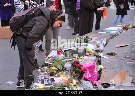 Fleurs, bougies, messages et stylos en hommage aux 17 personnes qui sont mortes dans les massacres de Charlie Hebdo et de Hyper Cacher Vincennes le 7 janvier 2015. Le mémorial se tient à la place de la République à Paris, en France, et est toujours constamment visité par les amateurs de deuil le 12 janvier 2015. Photo d'Aurore Marechal/ABACAPRESS.COM Banque D'Images