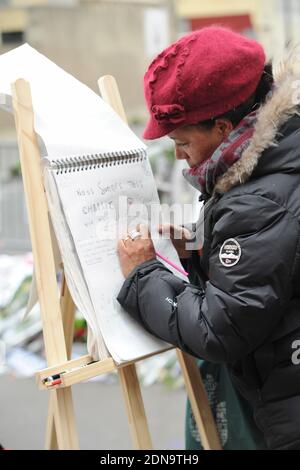 Fleurs, bougies, messages et stylos en hommage aux 12 personnes qui sont mortes dans le massacre de Charlie Hebdo le 7 janvier 2015. Le mémorial a lieu près des bureaux du magazine satirique Charlie Hebdo à Paris, en France, et est toujours constamment visité par les amateurs de deuil le 12 janvier 2015. Photo d'Aurore Marechal/ABACAPRESS.COM Banque D'Images