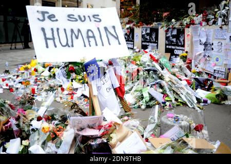 Fleurs, bougies, messages et stylos en hommage aux 12 personnes qui sont mortes dans le massacre de Charlie Hebdo le 7 janvier 2015. Le mémorial a lieu près des bureaux du magazine satirique Charlie Hebdo à Paris, en France, et est toujours constamment visité par les amateurs de deuil le 12 janvier 2015. Photo d'Aurore Marechal/ABACAPRESS.COM Banque D'Images