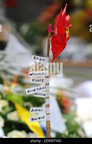 Fleurs, bougies, messages et stylos en hommage aux 12 personnes qui sont mortes dans le massacre de Charlie Hebdo le 7 janvier 2015. Le mémorial a lieu près des bureaux du magazine satirique Charlie Hebdo à Paris, en France, et est toujours constamment visité par les amateurs de deuil le 12 janvier 2015. Photo d'Aurore Marechal/ABACAPRESS.COM Banque D'Images