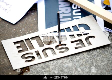 Fleurs, bougies, messages et stylos en hommage aux 12 personnes qui sont mortes dans le massacre de Charlie Hebdo le 7 janvier 2015. Le mémorial a lieu près des bureaux du magazine satirique Charlie Hebdo à Paris, en France, et est toujours constamment visité par les amateurs de deuil le 12 janvier 2015. Photo d'Aurore Marechal/ABACAPRESS.COM Banque D'Images