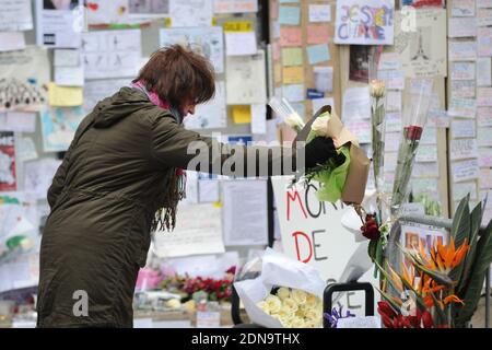 Fleurs, bougies, messages et stylos en hommage aux 12 personnes qui sont mortes dans le massacre de Charlie Hebdo le 7 janvier 2015. Le mémorial a lieu près des bureaux du magazine satirique Charlie Hebdo à Paris, en France, et est toujours constamment visité par les amateurs de deuil le 12 janvier 2015. Photo d'Aurore Marechal/ABACAPRESS.COM Banque D'Images