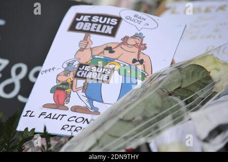 Fleurs, bougies, messages et stylos en hommage aux 12 personnes qui sont mortes dans le massacre de Charlie Hebdo le 7 janvier 2015. Le mémorial a lieu près des bureaux du magazine satirique Charlie Hebdo à Paris, en France, et est toujours constamment visité par les amateurs de deuil le 12 janvier 2015. Photo d'Aurore Marechal/ABACAPRESS.COM Banque D'Images