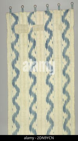 Rideau, moyen : coton, lin technique : résistance à la déformation imprimée (ikat) sur tissu Uni, rideau vertical avec quatre larges bandes verticales, chacune remplie d'une large bande en serpentin bleu ombré avec un petit dégradé dans chaque feston et une étroite bande droite bleu pâle de chaque côté. Tous formés par l'ikat bleu dans la direction de la chaîne., Espagne, XVIIIe–début du XIXe siècle, textiles imprimés, teints et peints, panneau de rideau Banque D'Images