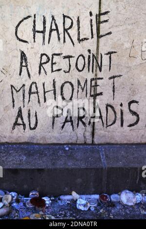 Fleurs, bougies, messages et stylos en hommage aux 17 personnes qui sont mortes dans les massacres de Charlie Hebdo et de Hyper Cacher Vincennes le 7 janvier 2015. Le mémorial se tient à la place de la République à Paris, en France, et est toujours constamment visité par les amateurs de deuil le 12 janvier 2015. Photo d'Aurore Marechal/ABACAPRESS.COM Banque D'Images