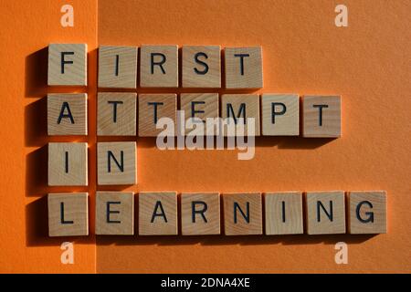 FAIL, acronyme de First tentative in Learning, en lettres de l'alphabet en bois isolées sur fond orange Banque D'Images