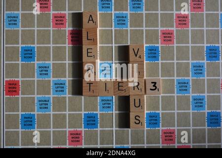 Londres, Londres, Angleterre - décembre 17 2020: Game of Scrabble with Words virus, Alert, niveau 3 Banque D'Images