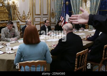 Le président français François Hollande flanqué du ministre français des Affaires étrangères, Laurent Fabius reçoit le secrétaire d’État américain John Kerry avant une rencontre à l’Elysée le 16 janvier 2015 à Paris. La visite de Kerry a eu lieu après avoir critiqué les États-Unis pour ne pas avoir envoyé un représentant de haut niveau à une marche à Paris, en France, le 11 janvier, qui a attiré 1.5 millions de personnes et des dizaines de dirigeants mondiaux à la suite des attentats. Photo de Stephane Lemouton/ABACAPRESS.COM Banque D'Images