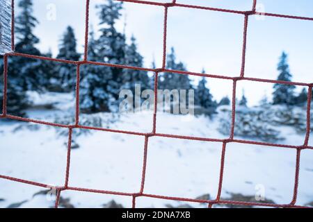 Filet de sécurité au bord d'une crête de montagne dans Hiver Banque D'Images