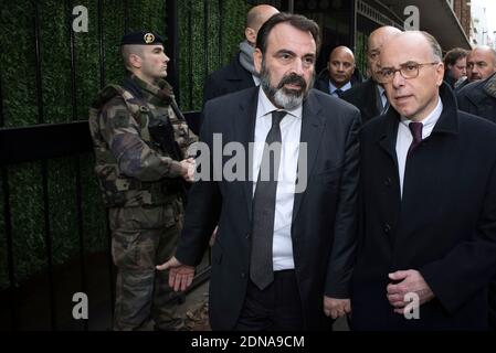 Le ministre français de la Défense Jean-Yves le Drian (C, retour) et le ministre français de l'intérieur Bernard Cazeneuve (R) marchent avec Joel Mergui, président du Consistoire juif central de France, près de la Grande Synagogue de Paris le 16 janvier 2015, alors qu'ils inspectent le plan Vigipirate (système d'alerte à la sécurité nationale) en place à divers sites dans toute la ville. Le plan de Vigipirate anti-terrorisme, renforcé à la suite des récentes attaques, sera maintenu en France « tant que le risque l'emporte », a déclaré Cazeneuve le 16 janvier. Photo Pool par Joel Saget/ABACAPRESS.COM Banque D'Images