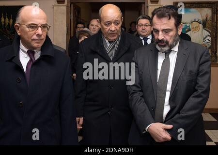 Le ministre français de la Défense Jean-Yves le Drian (C) et le ministre français de l'intérieur Bernard Cazeneuve (L) marchent avec Joel Mergui, président du Consistoire Central juif de France, à la Grande Synagogue de Paris le 16 janvier 2015, en inspectant le plan de Vigipirate (système d'alerte de sécurité nationale de la France) en place à divers sites dans toute la ville. Le plan de Vigipirate anti-terrorisme, renforcé à la suite des récentes attaques, sera maintenu en France « tant que le risque l'emporte », a déclaré Cazeneuve le 16 janvier. Photo Pool par Joel Saget/ABACAPRESS.COM Banque D'Images