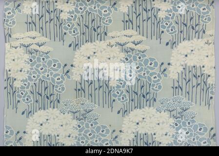 Moonflower, Arthur Wilcock, Medium: Cotton technique: Rouleau imprimé, duplex, fragment dans les nuances de bleu-vert avec un peu de blanc a un dessin de touffes stylisées de pâquerettes, de coquelicots et de marguerites debout droit sur de longues tiges. Coton épais avec côtes légèrement tisserpouvez., Angleterre, env. 1890, textiles imprimés, teints et peints, textile, textile Banque D'Images