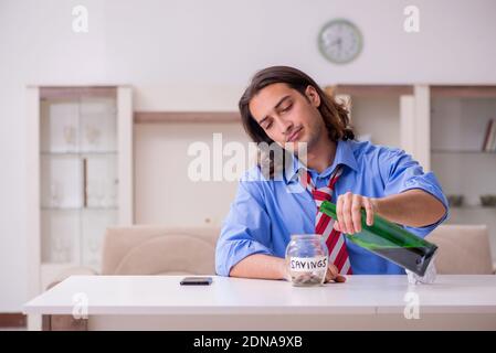 Un jeune employé est congédié de son travail à la maison Banque D'Images