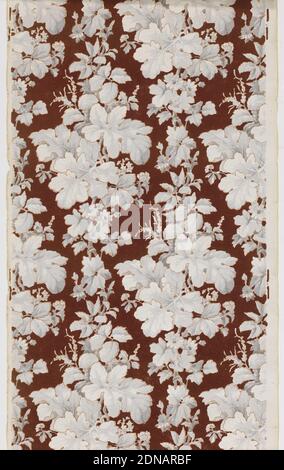 Flanc, bloc imprimé et floqué, sur fond rouge foncé floqué, deux colonnes identiques de grappes de feuilles et de fleurs de grisaille - toutes finement détourées en brun clair - retombée., France, 1800–1825, revêtements muraux, flanc Banque D'Images