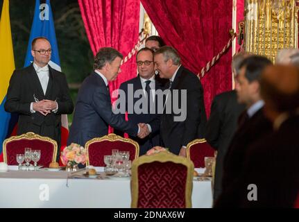 Le président colombien Juan Manuel Santos a fait main haute avec Antoine Frerot, PDG de Veolia Environnement, avant un dîner d'État organisé par le président français François Hollande dans le cadre de la visite d'État de deux jours de Santos en France, à l'Elysée à Paris, en France, le 26 janvier 2015. Photo Pool par Gilles Rolle/ABACAPRESS.COM Banque D'Images