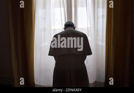 Le pape François se tient devant la fenêtre de son appartement privé et se prépare à réciter la prière de l'Angelus midi de son studio surplombant la place Saint-Pierre au Vatican le dimanche janvier. 25, 2015. Photo par ABACAPRESS.COM Banque D'Images