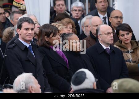 (G-D) Premier ministre français Manuel Valls, Maire de Paris Anne Hidalgo, Ministre de la Justice Christiane Taubira, Ministre de l'intérieur Bernard Cazeneuve et Ministre de l'Education, de l'enseignement supérieur et de la recherche Najat Vallaud-Belkacem lors d'une cérémonie au Mémorial de l'Holocauste à Paris, France le 27 janvier 2015, Pour marquer la journée internationale de commémoration de l'Holocauste et le 70e anniversaire de la libération du camp de la mort d'Auschwitz-Birkenau, site du plus grand nombre de meurtres commis pendant la Seconde Guerre mondiale Photo Pool par Erez Lichtfeld/ABACAPRESS.COM Banque D'Images