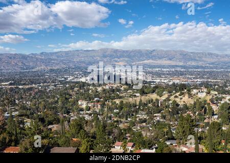 Vue sur Woodland Hills avec ciel partiellement nuageux dans la région ouest de la vallée de San Fernando à Los Angeles, Californie. Banque D'Images