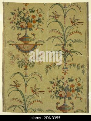 Flanc, imprimé en bloc sur papier fait à la main, motif Arabesque. Pleine largeur montrant la conception axiale de la cassolette qui se répète en chute et dont pousse un bouquet de fleurs, développé en vigne sur les branches supérieures dont sont des oiseaux perching. Imprimé sur un sol jaune clair avec une finition craquelée., France, 1785–90, revêtements muraux, flanc Banque D'Images