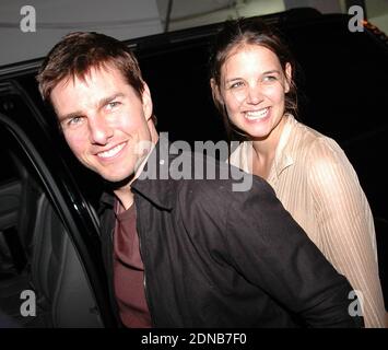 MIAMI, FLORIDE - le 14 février : Représentants pour Tom Cruise et Katie Holmes a déclaré que l'excellent profil de couple n'est pas briser. Leur porte-parole a dit que l'histoire de la vie et Style magazine que "TomKat' est terminé est '100  % faux.' Il a dit Holmes et 'Croisière sont encore engagés et vont de l'avant avec leurs plans de mariage, ainsi que la planification de l'arrivée de leur enfant." La vie et le style indiqué que la relation est terminée. Mais, le magazine a dit Holmes et croisière "plan pour maintenir la mascarade de leur romance qu'après leur naissance du bébé ce printemps." Le 14 février 2006 à Miami, Floride Banque D'Images