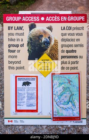 Panneau d'avertissement pour les grizzlis sur le sentier Larch Valley, parc national Banff, Alberta, Canada Banque D'Images