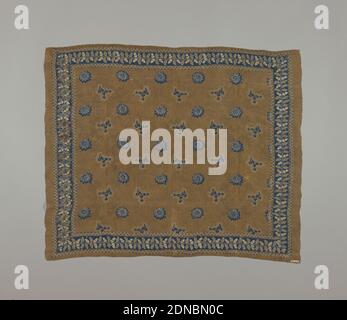 Fragment, Moyen: Technique de soie: Imprimé sur un tissage simple, carré de soie avec un sol Havane et un design bleu et blanc imitant le batik javanais. Bordure de chevrons et de points entourant les glands. Motifs floraux épars de rosettes de douze pétales et sources bulbeuses de vigne séparées dans la région centrale. Inde, XIXe siècle, tissus imprimés, teints et peints, fragmentés Banque D'Images