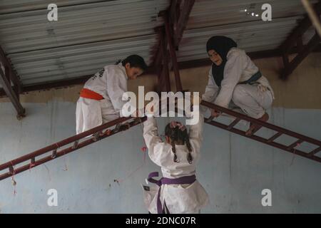 17 décembre 2020: Des photos prises à une école pour personnes ayant des besoins spéciaux dans la ville d'Al-Jinah, dans la campagne d'Alep, montrent que les enfants ayant des besoins spéciaux sont formés en karaté sous la direction de l'instructeur Wasim Stout, qui porte une ceinture noire en karaté. Wasim travaille avec la formation pour intégrer un certain nombre d'enfants handicapés à un nombre similaire d'enfants en bonne santé, afin d'aider les handicapés à s'intégrer dans la société et à rester à l'écart de l'autisme. Wasim a commencé son projet dans la ville d'Alep il y a sept ans après qu'il ait été affecté par la vision de beaucoup de gens avec d Banque D'Images