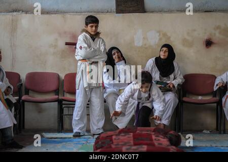 17 décembre 2020: Des photos prises à une école pour personnes ayant des besoins spéciaux dans la ville d'Al-Jinah, dans la campagne d'Alep, montrent que les enfants ayant des besoins spéciaux sont formés en karaté sous la direction de l'instructeur Wasim Stout, qui porte une ceinture noire en karaté. Wasim travaille avec la formation pour intégrer un certain nombre d'enfants handicapés à un nombre similaire d'enfants en bonne santé, afin d'aider les handicapés à s'intégrer dans la société et à rester à l'écart de l'autisme. Wasim a commencé son projet dans la ville d'Alep il y a sept ans après qu'il ait été affecté par la vision de beaucoup de gens avec d Banque D'Images