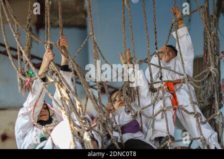 17 décembre 2020: Des photos prises à une école pour personnes ayant des besoins spéciaux dans la ville d'Al-Jinah, dans la campagne d'Alep, montrent que les enfants ayant des besoins spéciaux sont formés en karaté sous la direction de l'instructeur Wasim Stout, qui porte une ceinture noire en karaté. Wasim travaille avec la formation pour intégrer un certain nombre d'enfants handicapés à un nombre similaire d'enfants en bonne santé, afin d'aider les handicapés à s'intégrer dans la société et à rester à l'écart de l'autisme. Wasim a commencé son projet dans la ville d'Alep il y a sept ans après qu'il ait été affecté par la vision de beaucoup de gens avec d Banque D'Images