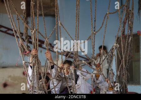 17 décembre 2020: Des photos prises à une école pour personnes ayant des besoins spéciaux dans la ville d'Al-Jinah, dans la campagne d'Alep, montrent que les enfants ayant des besoins spéciaux sont formés en karaté sous la direction de l'instructeur Wasim Stout, qui porte une ceinture noire en karaté. Wasim travaille avec la formation pour intégrer un certain nombre d'enfants handicapés à un nombre similaire d'enfants en bonne santé, afin d'aider les handicapés à s'intégrer dans la société et à rester à l'écart de l'autisme. Wasim a commencé son projet dans la ville d'Alep il y a sept ans après qu'il ait été affecté par la vision de beaucoup de gens avec d Banque D'Images