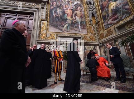 L'archevêque italien nouvellement nommé Luigi de Magistris assiste aux visites de courtoisie au Palais apostolique le 14 février 2015 à la Cité du Vatican, le pape François a élevé 20 évêques catholiques romains et archevêques au rang de cardinal lors d'une cérémonie de consistoire à la basilique Saint-Pierre à la Cité du Vatican, Vatican, Italie, le 14 février 2015. Quinze des nouveaux cardinaux ont moins de 80 ans et sont connus sous le nom de « cardinaux électeurs ». Parmi ceux qui ont pris part à la cérémonie à la basilique Saint-Pierre du Vatican a été le pape allemand à la retraite Benoît XVI Photo par Eric Vandeville /ABACAPRESS.COM Banque D'Images