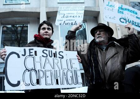 Manifestation à l'extérieur de l'ambassade du Danemark à Paris, France le 15 février 2015, un jour après qu'un tireur a abattu deux personnes à Copenhague. Deux fusillades meurtrières à Copenhague ont provoqué des ondes de choc dans le monde entier le 14 février, et la police danoise s'est étendue en masse pour enquêter sur ce qu'ils ont dit pourrait être des actes inspirés par les attaques islamistes du mois dernier à Paris. Photo d'Alain Apaydin/ABACAPRESS.COM Banque D'Images