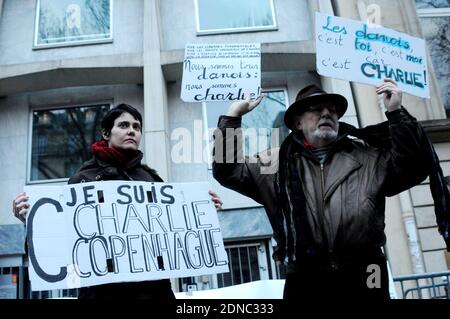 Manifestation à l'extérieur de l'ambassade du Danemark à Paris, France le 15 février 2015, un jour après qu'un tireur a abattu deux personnes à Copenhague. Deux fusillades meurtrières à Copenhague ont provoqué des ondes de choc dans le monde entier le 14 février, et la police danoise s'est étendue en masse pour enquêter sur ce qu'ils ont dit pourrait être des actes inspirés par les attaques islamistes du mois dernier à Paris. Photo d'Alain Apaydin/ABACAPRESS.COM Banque D'Images