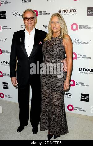 Photo du dossier - Peter Fonda, Margaret DeVogelaere participant à la 23e soirée de consultation des prix annuels de l'Académie organisée par la Elton John AIDS Foundation, tenue à West Hollywood Park, West Hollywood, Los Angeles, CA, États-Unis le 22 février 2015. Peter Fonda, l'étoile, co-auteur et producteur du culte classique de 1969 Easy Rider, est mort à l'âge de 79 ans. Peter Fonda faisait partie d'une famille de vétérans hollywoodiens. En plus d'être le frère de Jane Fonda, il était aussi le fils de l'acteur Henry Fonda, et le père de Bridget, également un acteur. Photo par ABACAPRESS.COM Banque D'Images